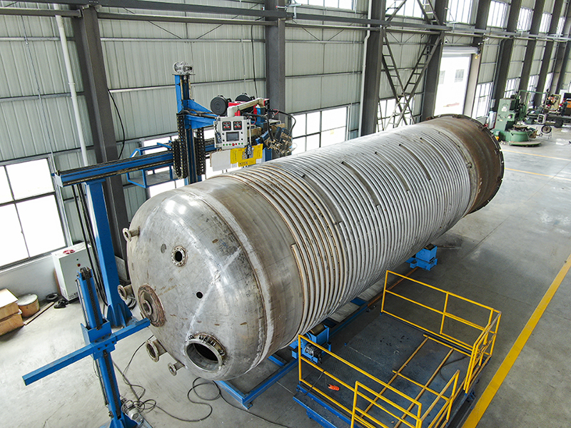 Automatic welding of outer half pipe